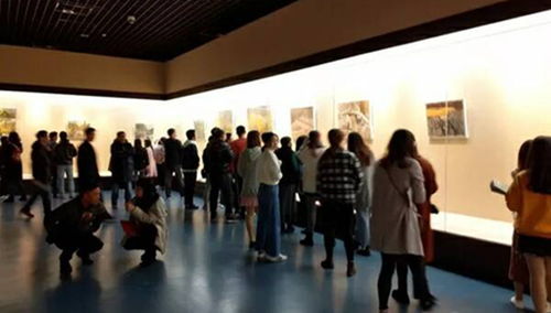 藝術(shù)學(xué)院組織美術(shù)學(xué)專業(yè)學(xué)生參觀油畫展 在藝術(shù)交流中深化專業(yè)認知